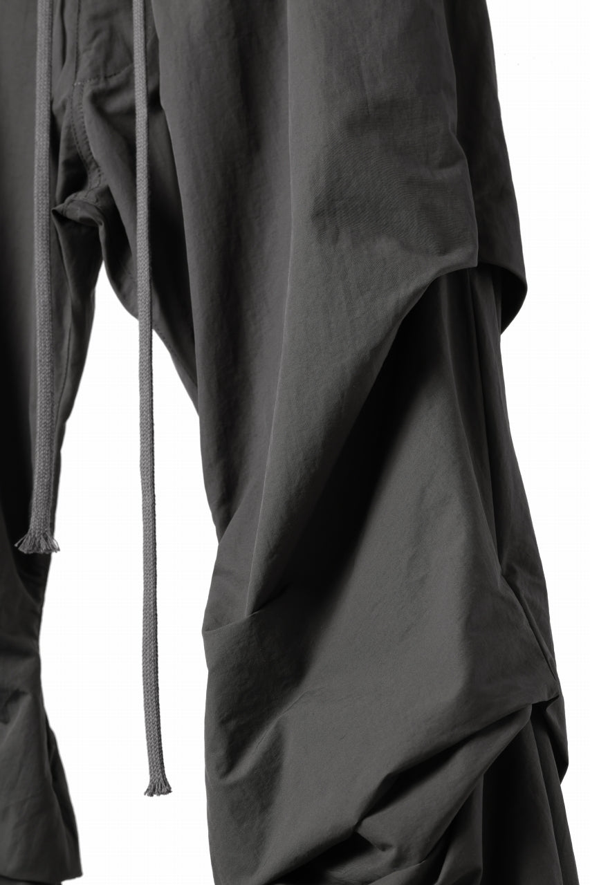 画像をギャラリービューアに読み込む, A.F ARTEFACT TUCK VOLUME BAGGY PANTS / SMOOTH NYLON (KHAKI)