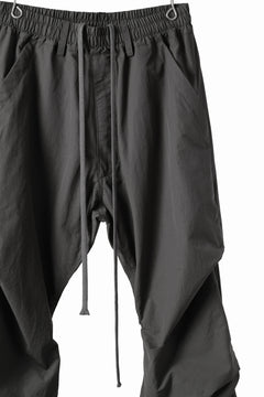 Load image into Gallery viewer, A.F ARTEFACT TUCK VOLUME BAGGY PANTS / SMOOTH NYLON (KHAKI)