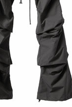 画像をギャラリービューアに読み込む, A.F ARTEFACT TUCK VOLUME BAGGY PANTS / SMOOTH NYLON (KHAKI)