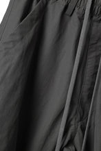 画像をギャラリービューアに読み込む, A.F ARTEFACT TUCK VOLUME BAGGY PANTS / SMOOTH NYLON (KHAKI)