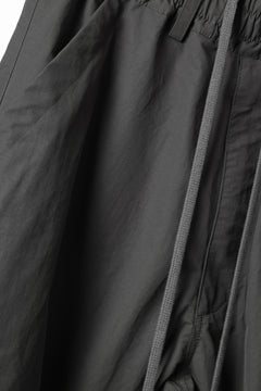 画像をギャラリービューアに読み込む, A.F ARTEFACT TUCK VOLUME BAGGY PANTS / SMOOTH NYLON (KHAKI)