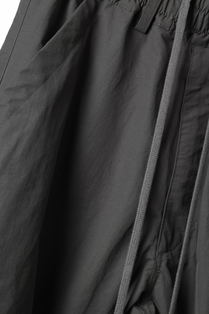 画像をギャラリービューアに読み込む, A.F ARTEFACT TUCK VOLUME BAGGY PANTS / SMOOTH NYLON (KHAKI)