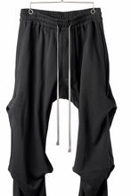画像をギャラリービューアに読み込む, A.F ARTEFACT TUCK VOLUME BAGGY PANTS / COTTON-TERRY (BLACK)