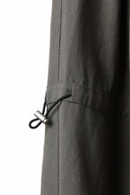 画像をギャラリービューアに読み込む, A.F ARTEFACT STRING-SQUEEZING WIDE PANTS / COTTON LINEN TWILL (KHAKI)