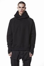 Load image into Gallery viewer, thom/krom RAGLAN SLEEVE HOODIE / SMOOTH SWEAT JERSEY (BLACK)