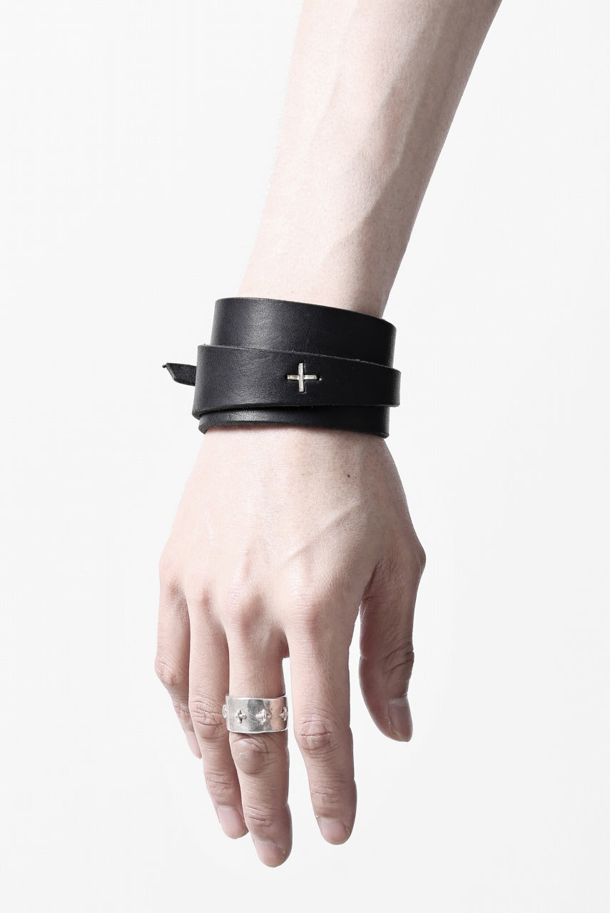 Load image into Gallery viewer, m.a+ croissant wrist band #2 / A-F0K3/GR3,0 (BLACK)