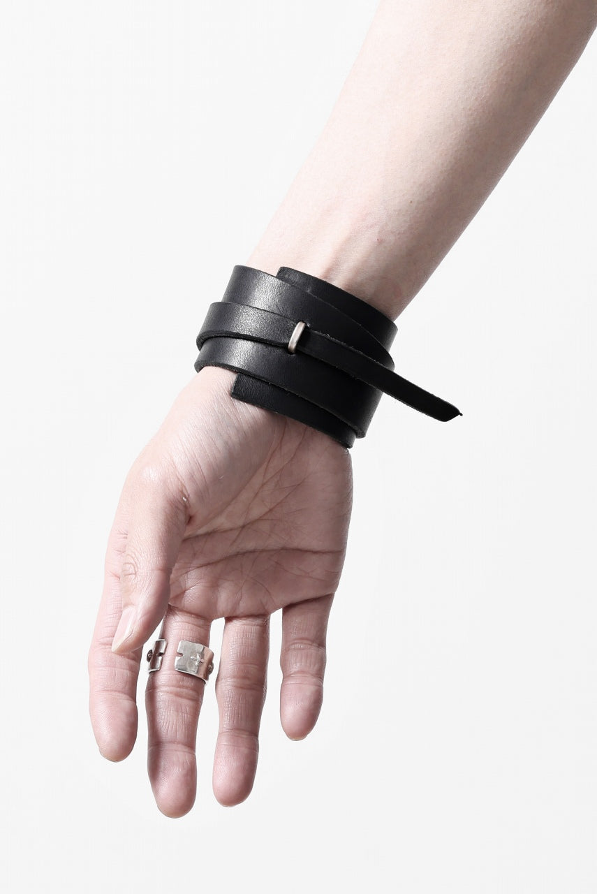 Load image into Gallery viewer, m.a+ croissant wrist band #2 / A-F0K3/GR3,0 (BLACK)