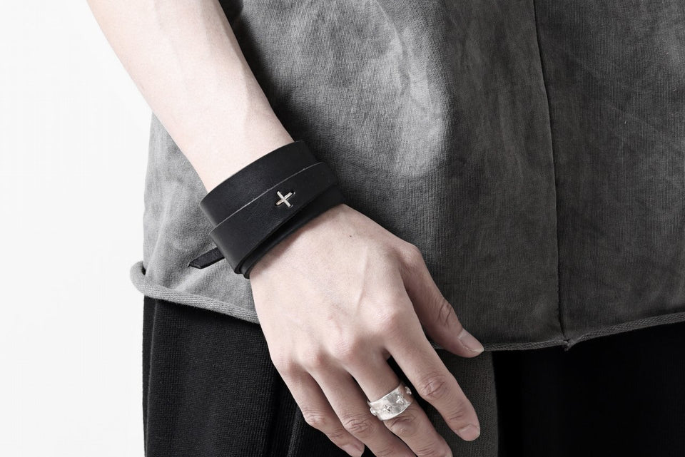 Load image into Gallery viewer, m.a+ croissant wrist band #2 / A-F0K3/GR3,0 (BLACK)