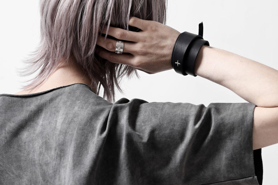 Load image into Gallery viewer, m.a+ croissant wrist band #2 / A-F0K3/GR3,0 (BLACK)