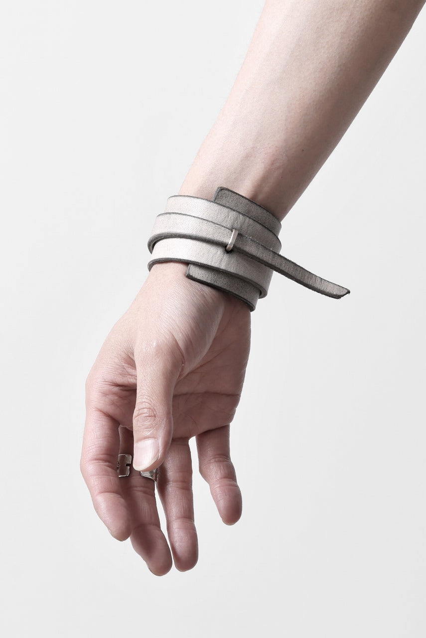 Load image into Gallery viewer, m.a+ croissant wrist band #2 / A-F0K3/GR3,0 (CARBON)