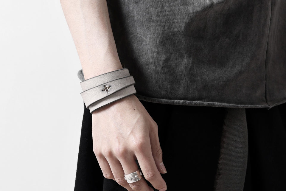 Load image into Gallery viewer, m.a+ croissant wrist band #2 / A-F0K3/GR3,0 (CARBON)