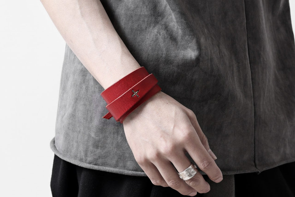 Load image into Gallery viewer, m.a+ croissant wrist band / A-F0K3/GR3,0 (CHILI RED)