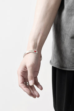 Load image into Gallery viewer, m.a+ stitched cross silver bangle / AB11/AG (SILVER)