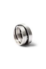 画像をギャラリービューアに読み込む, Holzpuppe Triple banded silver ring with unique texture