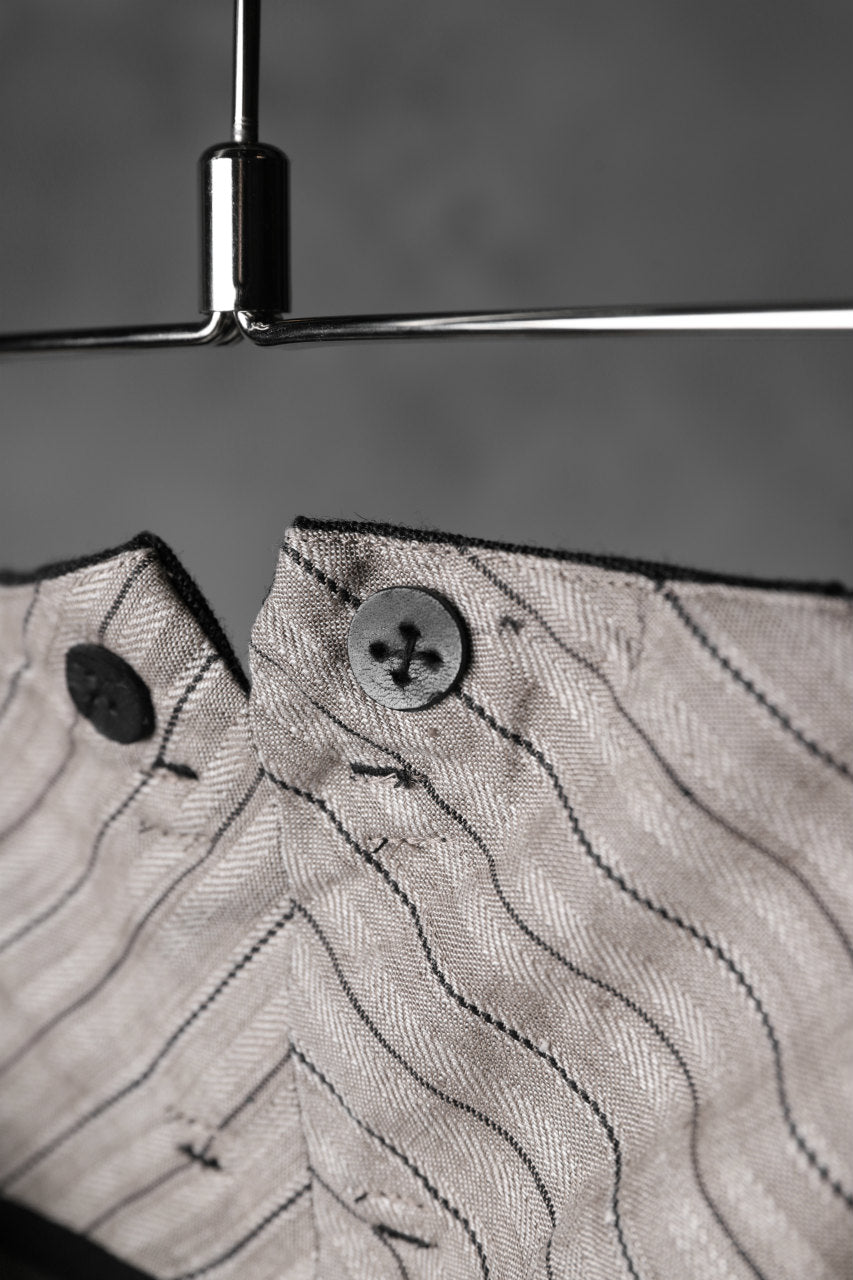 Load image into Gallery viewer, KLASICA 3TUCK TAPERED TROUSERS / RAMIE (CARBON)