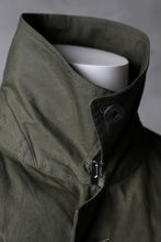 Load image into Gallery viewer, KLASICA BURRY MAC COAT / PARAFFINED COTTON (OLIVE)
