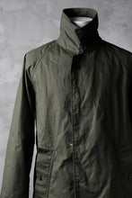 Load image into Gallery viewer, KLASICA BURRY MAC COAT / PARAFFINED COTTON (OLIVE)