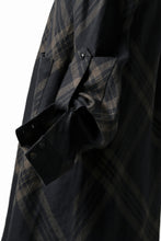 画像をギャラリービューアに読み込む, Aleksandr Manamis Crossed Plaid Shirt (Black)