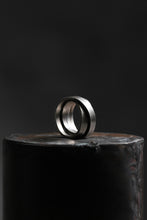 画像をギャラリービューアに読み込む, Holzpuppe Triple banded silver ring with unique texture