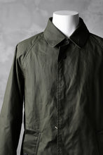 Load image into Gallery viewer, KLASICA BURRY MAC COAT / PARAFFINED COTTON (OLIVE)
