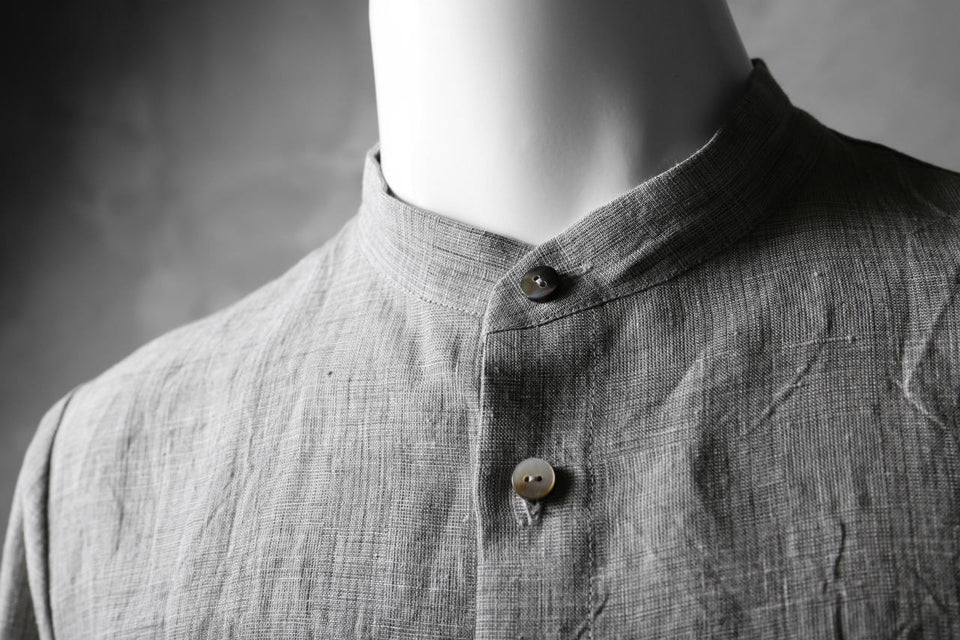 Load image into Gallery viewer, blackcrow band collar linen check shirt / sumi dyed (carbon)