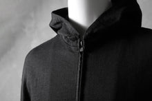 Load image into Gallery viewer, blackcrow set-in hoodie zip parka / cotton&ramie jersey (black)