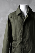Load image into Gallery viewer, KLASICA BURRY MAC COAT / PARAFFINED COTTON (OLIVE)