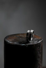 画像をギャラリービューアに読み込む, Holzpuppe Double banded Silver ring texture-1