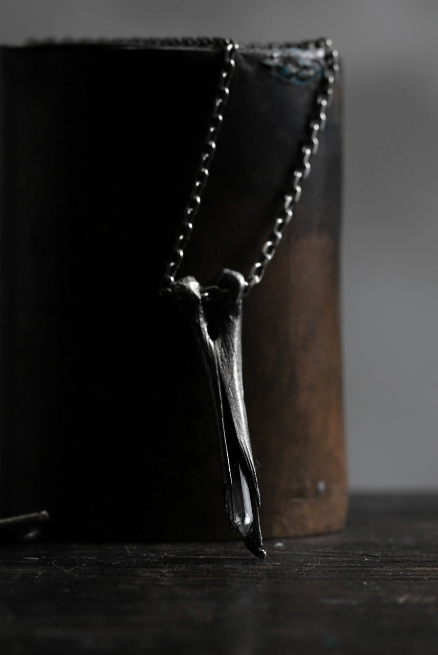 画像をギャラリービューアに読み込む, Holzpuppe exclusive Femur Bone Pendants with White Quartz