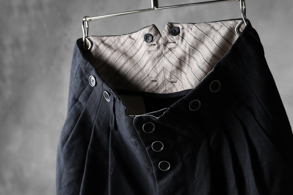 Load image into Gallery viewer, KLASICA 3TUCK TAPERED TROUSERS / RAMIE (CARBON)
