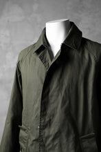 Load image into Gallery viewer, KLASICA BURRY MAC COAT / PARAFFINED COTTON (OLIVE)
