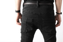 画像をギャラリービューアに読み込む, thomkrom OVER LOCKED SKINNY TROUSERS / FADE STRETCH DENIM (BLACK)