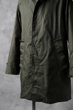 Load image into Gallery viewer, KLASICA BURRY MAC COAT / PARAFFINED COTTON (OLIVE)