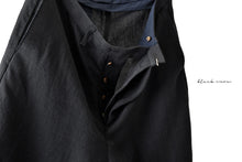 Load image into Gallery viewer, blackcrow linen-cotton woven short trousers (BLACK)