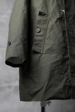 Load image into Gallery viewer, KLASICA BURRY MAC COAT / PARAFFINED COTTON (OLIVE)