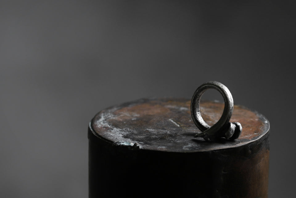 画像をギャラリービューアに読み込む, Holzpuppe exclusive Bone ring with White Quartz