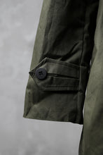 Load image into Gallery viewer, KLASICA BURRY MAC COAT / PARAFFINED COTTON (OLIVE)