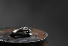 画像をギャラリービューアに読み込む, Holzpuppe exclusive Bone ring with White Quartz