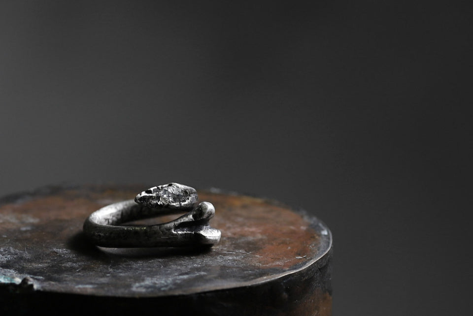 画像をギャラリービューアに読み込む, Holzpuppe exclusive Bone ring with White Quartz