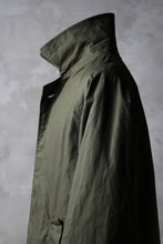 Load image into Gallery viewer, KLASICA BURRY MAC COAT / PARAFFINED COTTON (OLIVE)