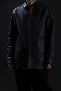 Load image into Gallery viewer, ISAMU KATAYAMA BACKLASH xx GUIDI COMMA 8 LEATHER SHIRT / CALF "Vitello Fiore Volonato" (BLACK) ※