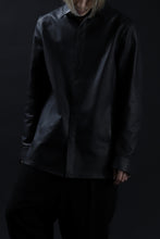 Load image into Gallery viewer, ISAMU KATAYAMA BACKLASH xx GUIDI COMMA 8 LEATHER SHIRT / CALF "Vitello Fiore Volonato" (BLACK) ※
