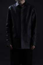 Load image into Gallery viewer, ISAMU KATAYAMA BACKLASH xx GUIDI COMMA 8 LEATHER SHIRT / CALF "Vitello Fiore Volonato" (BLACK) ※