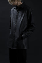 Load image into Gallery viewer, ISAMU KATAYAMA BACKLASH xx GUIDI COMMA 8 LEATHER SHIRT / CALF "Vitello Fiore Volonato" (BLACK) ※