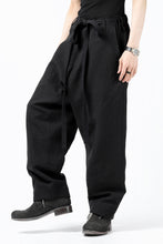 Load image into Gallery viewer, ISAMU KATAYAMA BACKLASH KNOT WAIST WIDE PANTS / COTTON LINEN (BLACK)