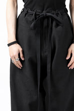 Load image into Gallery viewer, ISAMU KATAYAMA BACKLASH KNOT WAIST WIDE PANTS / COTTON LINEN (BLACK)