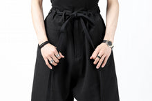 Load image into Gallery viewer, ISAMU KATAYAMA BACKLASH KNOT WAIST WIDE PANTS / COTTON LINEN (BLACK)