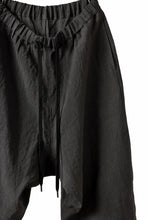 Load image into Gallery viewer, ISAMU KATAYAMA BACKLASH EASY SHORTS / SOFT LINEN (CHARCOAL BLACK)
