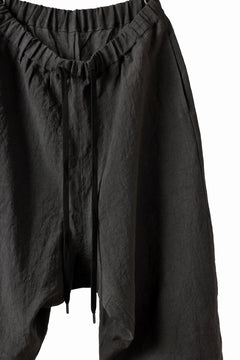 Load image into Gallery viewer, ISAMU KATAYAMA BACKLASH EASY SHORTS / SOFT LINEN (CHARCOAL BLACK)