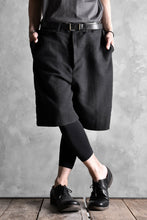 Load image into Gallery viewer, blackcrow linen-cotton woven short trousers (BLACK)